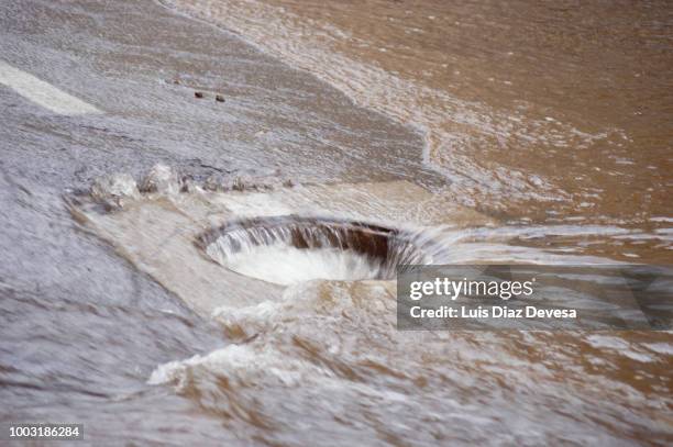 flood due to breakage of water pipe - rinnstein stock-fotos und bilder