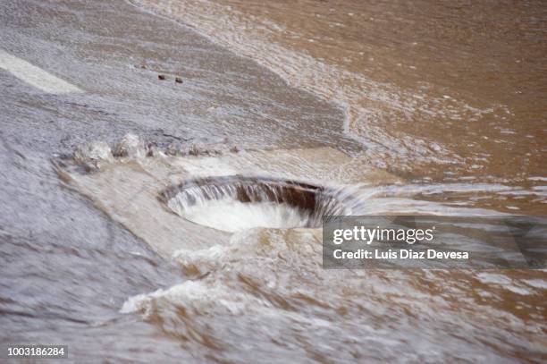 flood due to breakage of water pipe - inundación fotografías e imágenes de stock