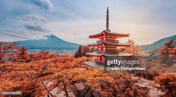 chureito-pagode und mt.fuji bei sonnenuntergang - japanische kultur stock-fotos und bilder