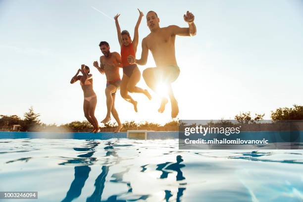 lassen sie uns gemeinsam springen! - freibad stock-fotos und bilder