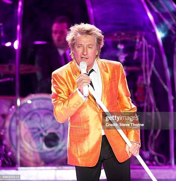 Rod Stewart performs on stage at National Indoor Arena on May 22, 2010 in Birmingham, England.