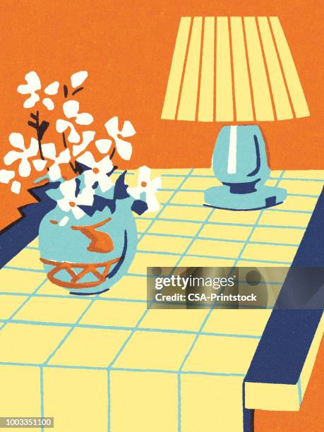 tischplatte mit lampe und vase mit blumen - blumenstrauss vase stock-grafiken, -clipart, -cartoons und -symbole