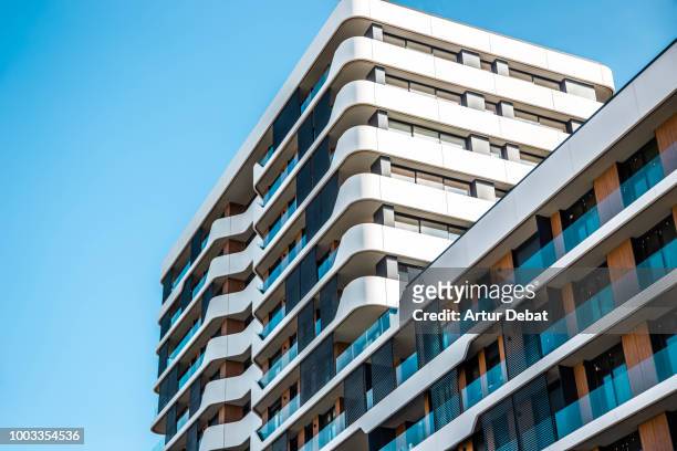 surreal organic architecture in the city. - modern apartment balcony stockfoto's en -beelden