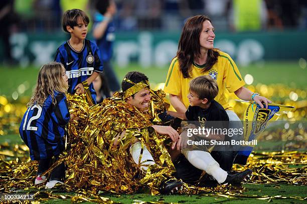 Julio Cesar of Inter Milan and his family celebrate their team's victory at the end of the UEFA Champions League Final match between FC Bayern...