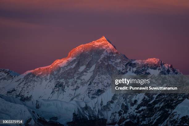 sunset over makalu mountain peak in everest region , mera high camp, nepal - moräne stock-fotos und bilder