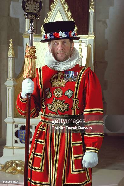 yoeman warder-londn - queen's guard stock pictures, royalty-free photos & images