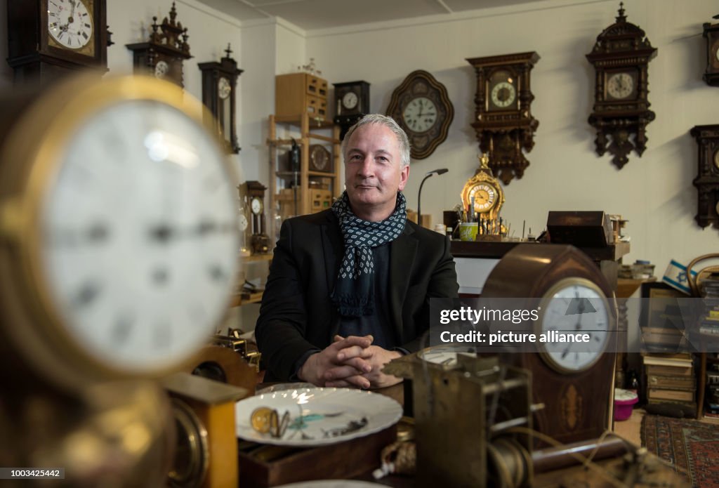 Mainz man repairs old clocks