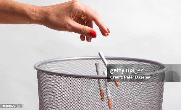 quitting smoking on medical advice - quit smoking stockfoto's en -beelden