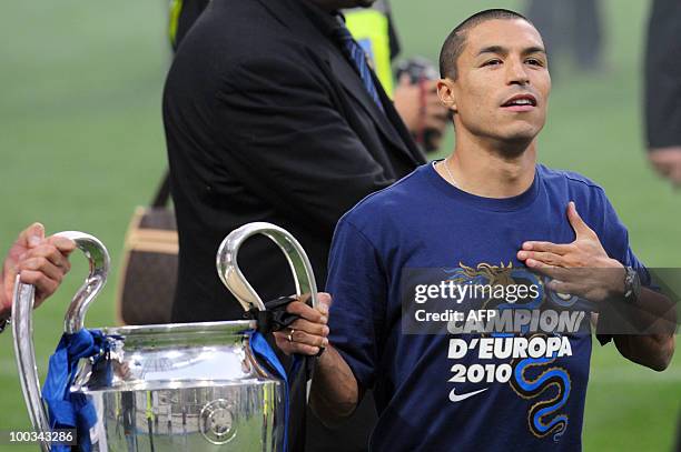 Inter Milan's Colombian defender Ivan Ramiro Cordoba shows the Champions League Trophy to their supporters at San Siro stadium in Milanafter their...