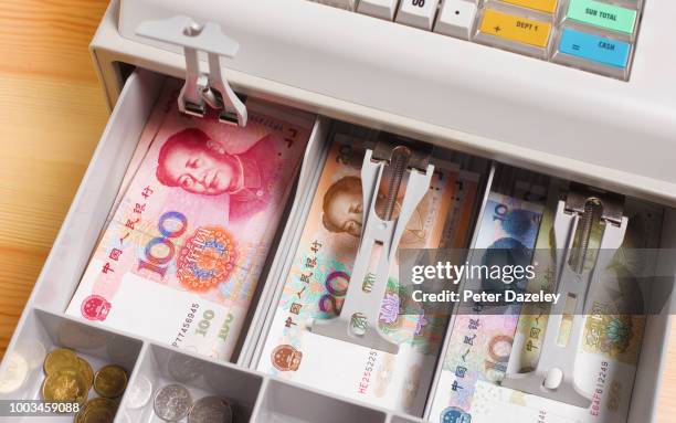 chinese yuan currency in till/ cash register - yuan symbol stock-fotos und bilder