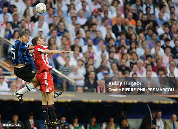 Inter Milan's Argentinian defender Walter Andrian Samuel and Bayern Munich's striker Thomas Mueller vie for the ball during the UEFA Champions League...