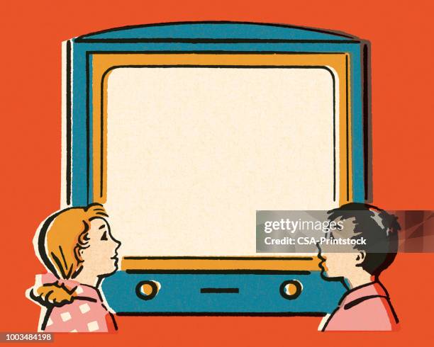 ilustrações, clipart, desenhos animados e ícones de menino e menina olhando para uma tela de televisão - girls television show