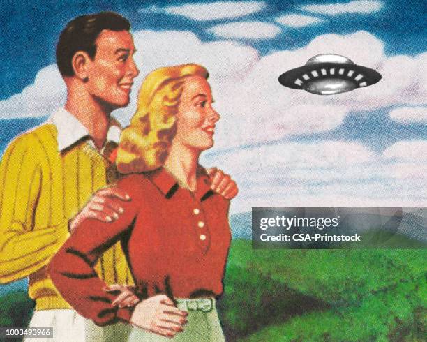 illustrations, cliparts, dessins animés et icônes de heureux couple regarder un ovni - extraterrestre