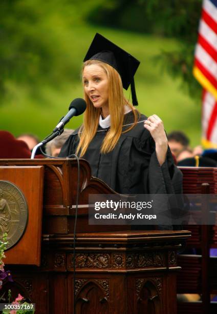 Lisa Kudrow speaks at the Vassar College 2010 commencement at Vassar College on May 23, 2010 in Poughkeepsie, New York.