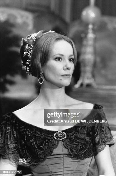 Claudine Auger sur le tournage du téléfilm 'Les secrets de la Princesse de Cardignan' de Jacques Deray, le 3 juillet 1981, à Paris, France.