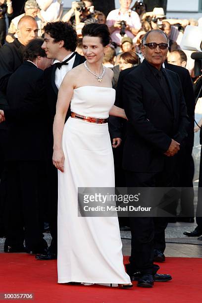 Juliette Binoche and Abbas Kiarostami attend the Palme d'Or Award Closing Ceremony held at the Palais des Festivals during the 63rd Annual Cannes...
