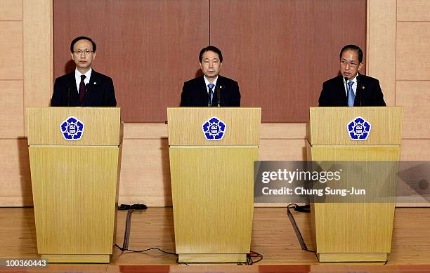 South Korean Unification Minister Hyun In-Taek, Foreign Minister Yu Myung-Hwan and Defense Minister Kim Tae-Young talk during the press conference on...