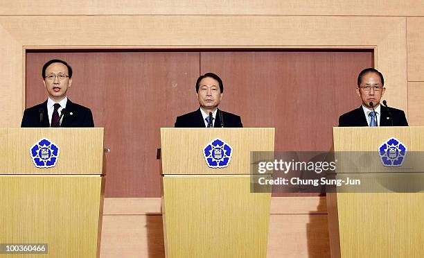 South Korean Unification Minister Hyun In-Taek, Foreign Minister Yu Myung-Hwan and Defense Minister Kim Tae-Young talk during the press conference on...