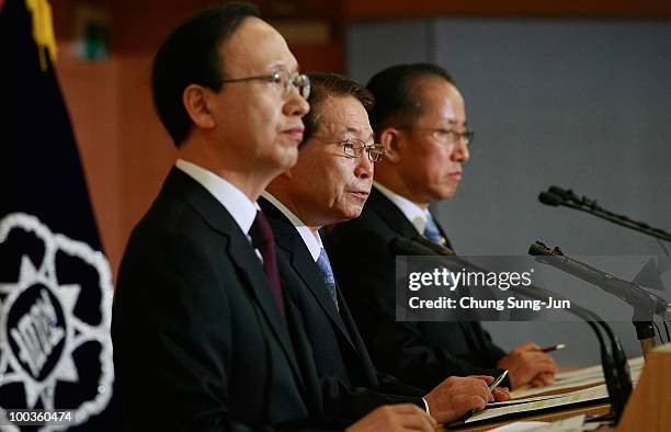 South Korean Unification Minister Hyun In-Taek, Foreign Minister Yu Myung-Hwan and Defense Minister Kim Tae-Young talk during the press conference on...