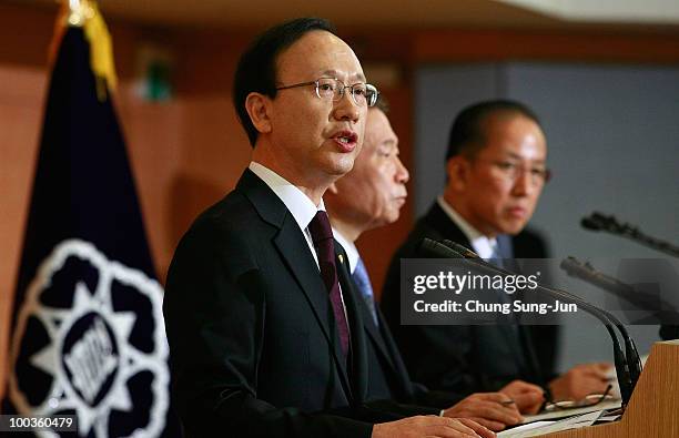 South Korean Unification Minister Hyun In-Taek, Foreign Minister Yu Myung-Hwan and Defense Minister Kim Tae-Young talk during the press conference on...