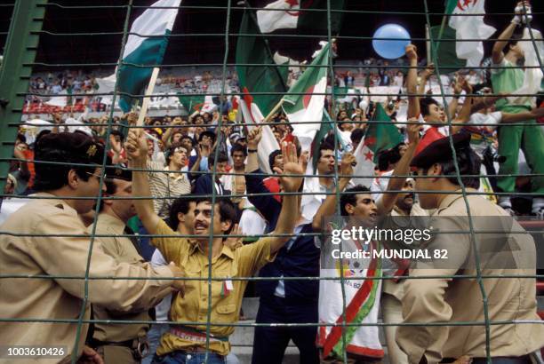 Liesse des supporters algériens après la victoire de l'Algérie contre la RFA lors de la Coupe du Monde en juin 1982 en Espagne.