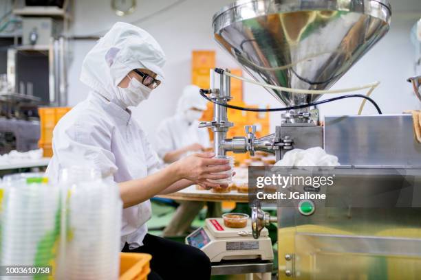 trabajadores en un embalaje de alimentos de la fábrica de procesamiento de alimentos - planta-de-procesamiento-de-comida fotografías e imágenes de stock