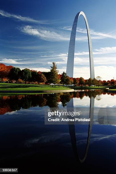 gateway arch at saint louis, missouri - mississippi fluss stock-fotos und bilder