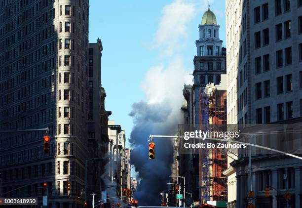 steam pipe explosion in the flatiron district in nyc, on july 19th, 2018. - burst pipe stock pictures, royalty-free photos & images