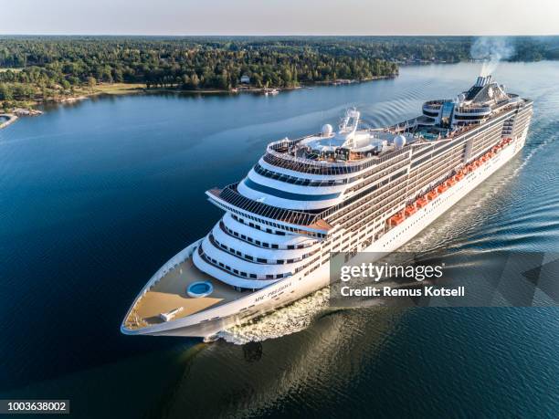 barco de crucero msc preziosa pasando el archipiélago de estocolmo suecia - embarcación de pasajeros fotografías e imágenes de stock