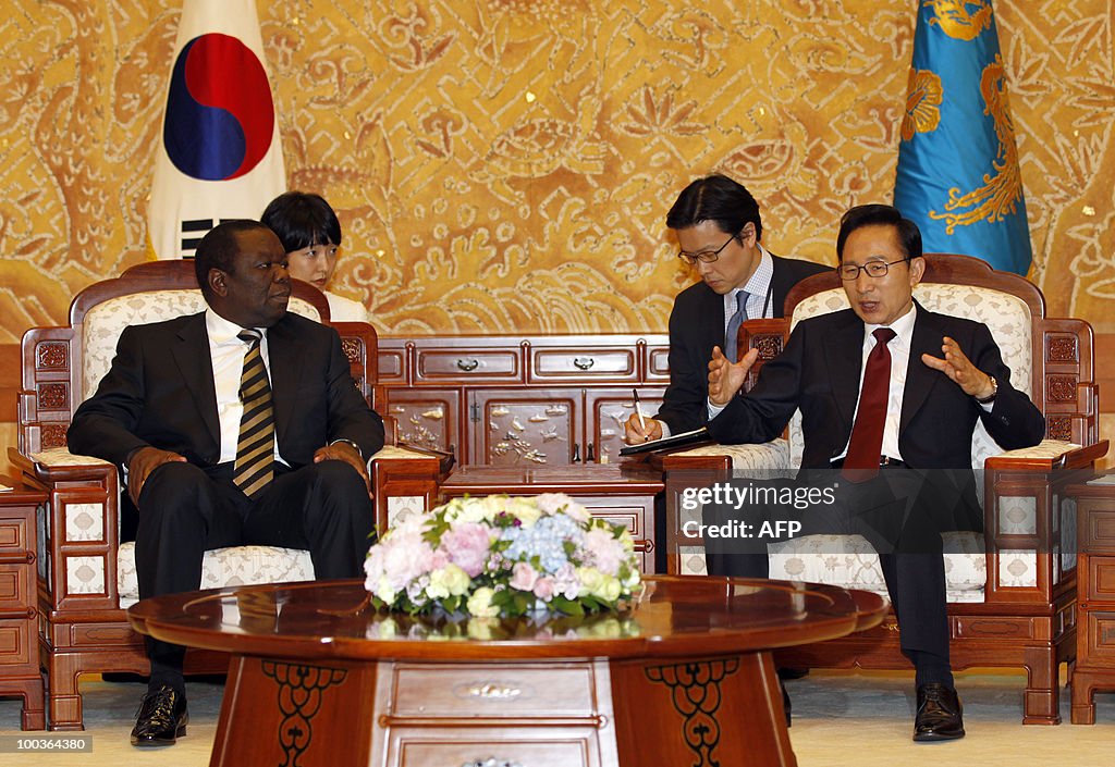 South Korean President Lee Myung-bak (R)