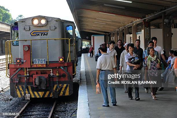 Commuters arrive at the Malaysia's Keretapi Tanah Melayu Berhad Tanjung Pagar train station in Singapore on May 24, 2010. Malaysia and Singapore...