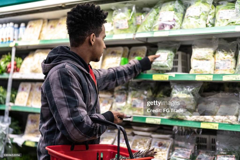 Cliente compra verdes no supermercado