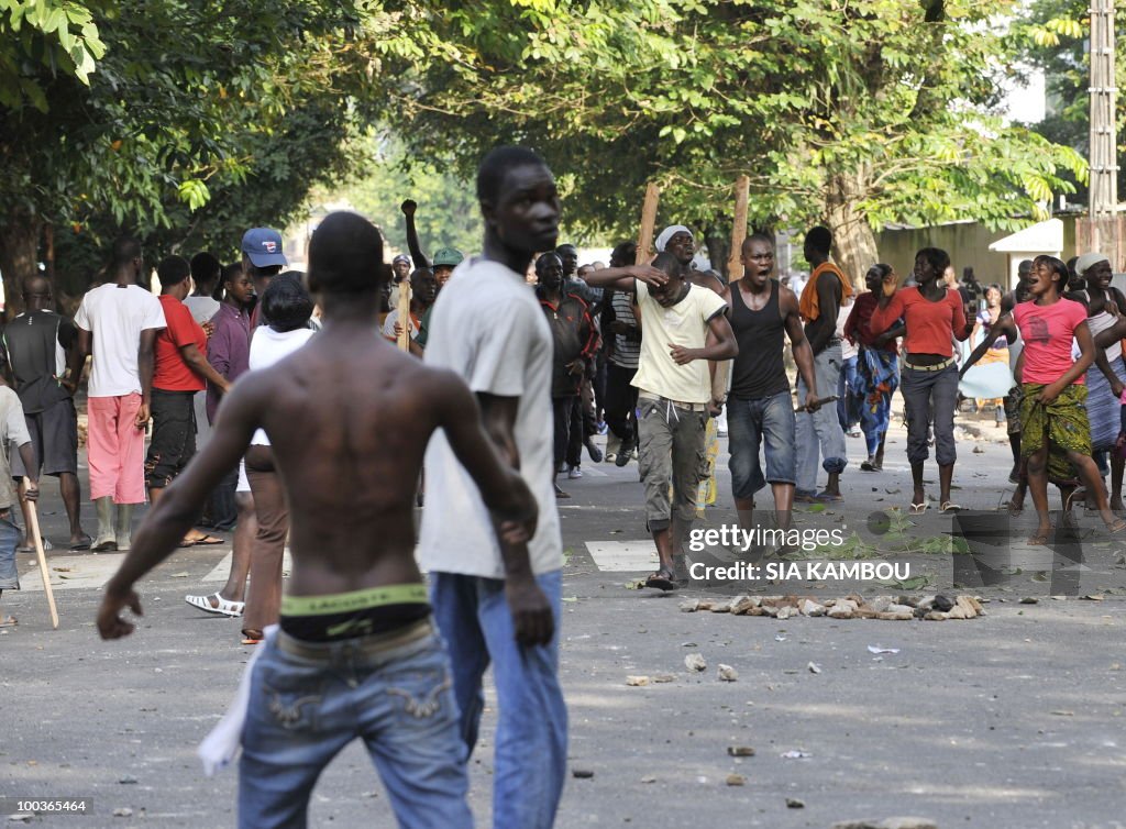 Young supporters of Ivorian President La