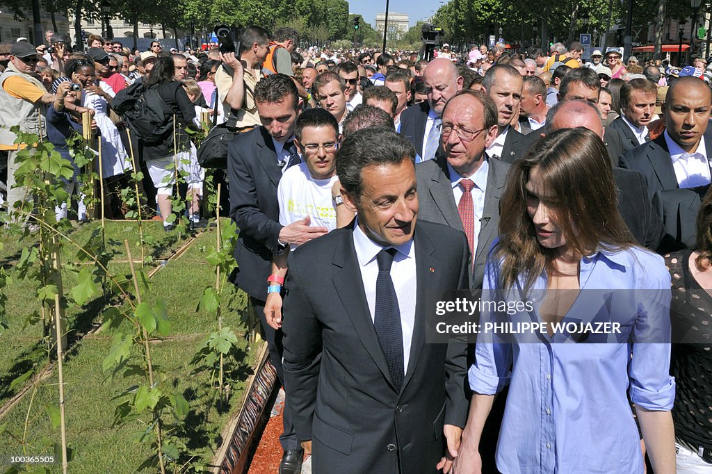 French President Nicolas Sarkozy (L) and