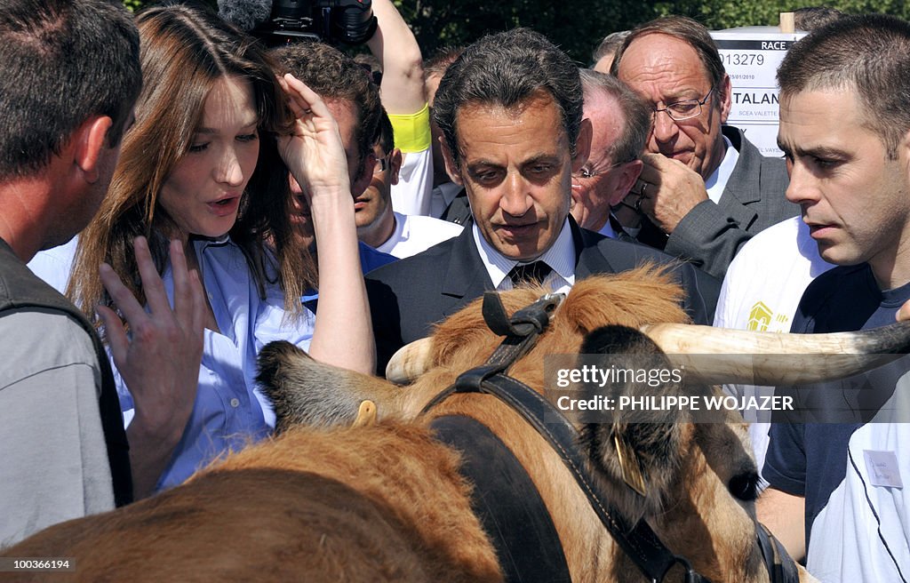 French President Nicolas Sarkozy (C) and