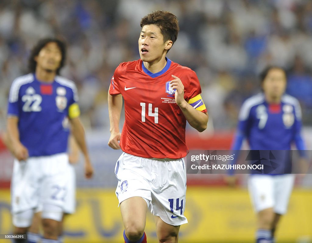 South Korea's midfielder Park Ji-Sung (C