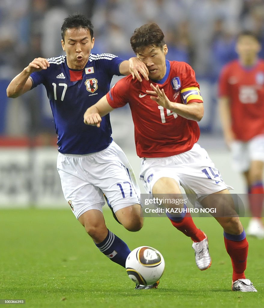 South Korea's midfielder Park Ji Sung (R