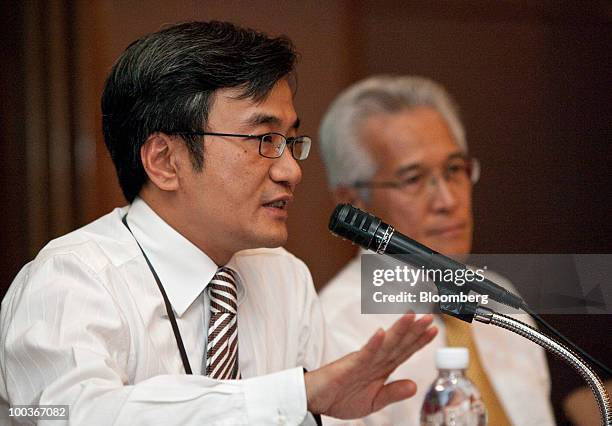 Chan Hon Chew, senior vice president of finance for Singapore Airlines Ltd., left, speaks as Chew Choon Seng, chief executive officer of Singapore...