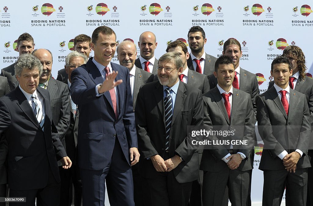 Spain's Prince Felipe (2L) gathers for a