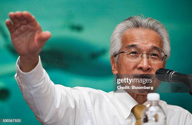 Chew Choon Seng, chief executive officer of Singapore Airlines Ltd., gestures during a news conference in Singapore, on Monday, May 24, 2010....