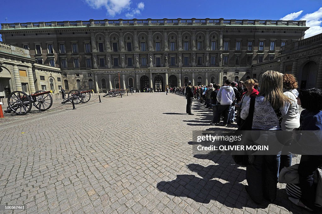 Tourists wait for the changing of the gu