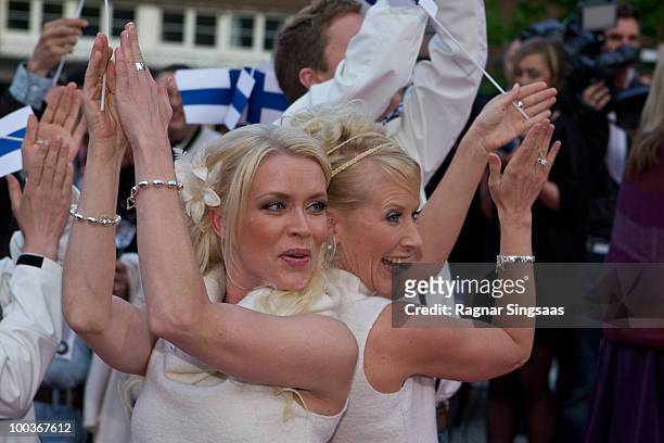 Johanna Virtanen and Susan Aho of Finland arrive on the pink carpet at the Eurovision Official Welcome Reception on May 23, 2010 in Oslo, Norway. In...