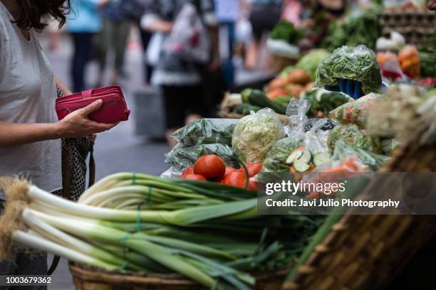 people buy vegetables in the traditional market of la bretxa, in donostia - san sebastian - san sebastian stock-fotos und bilder