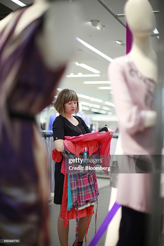 Marks & Spencer Shoppers Ahead Of Earnings