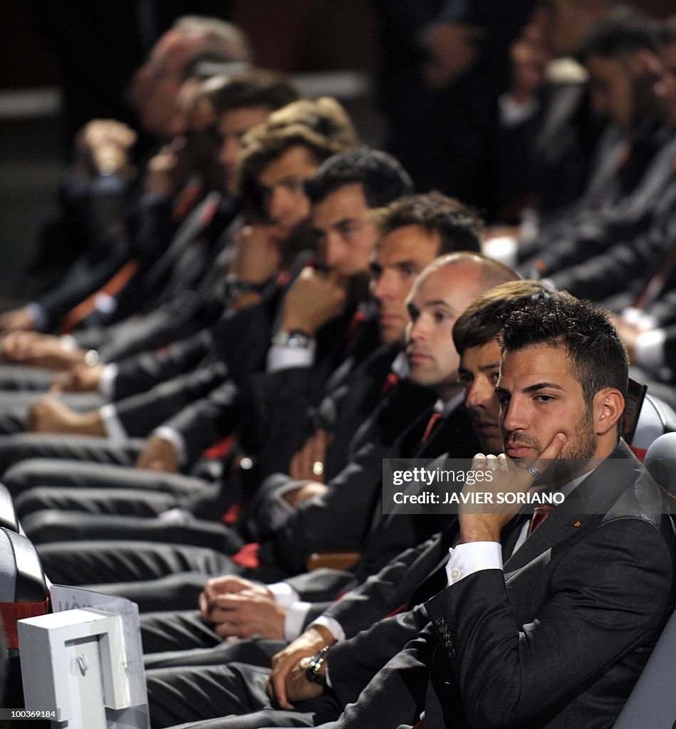 Spain's midfielder Cesc Fabregas (R) and