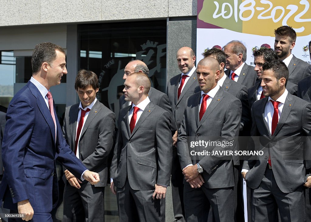 Spain's Prince Felipe (L) gathers for a