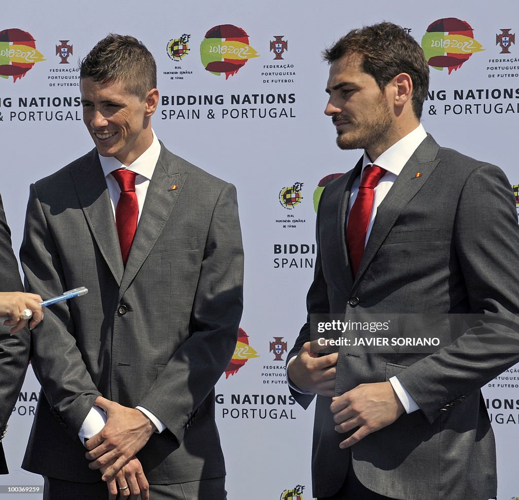 Spain's forward Fernando Torres (L) and