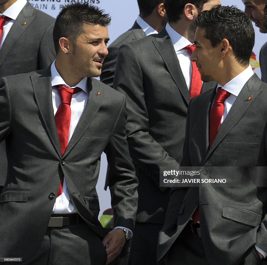 (From L) Spain's forwards David Villa an