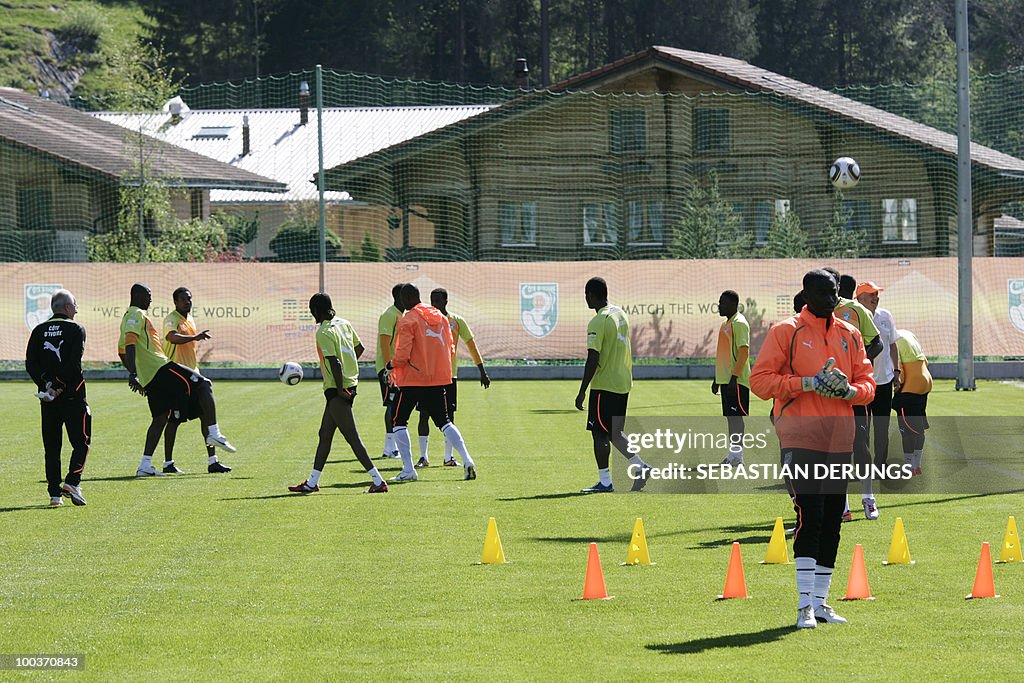 Players of Ivory Coast team train during