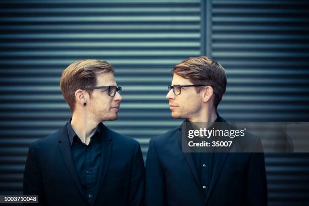 twin brothers face to face portrait - gémeo idêntico imagens e fotografias de stock